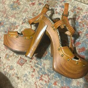 Wood bottom Jessica Simpson heels 70s inspired
